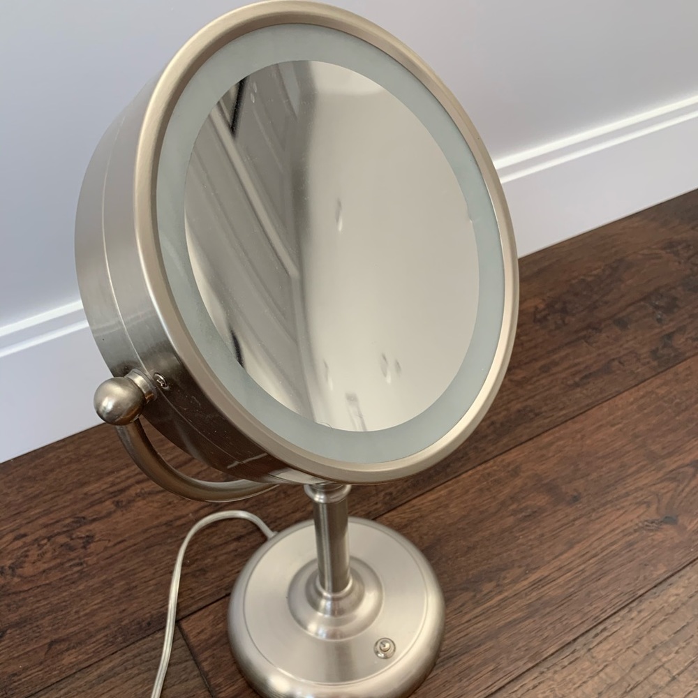 Double sided face mirror with light